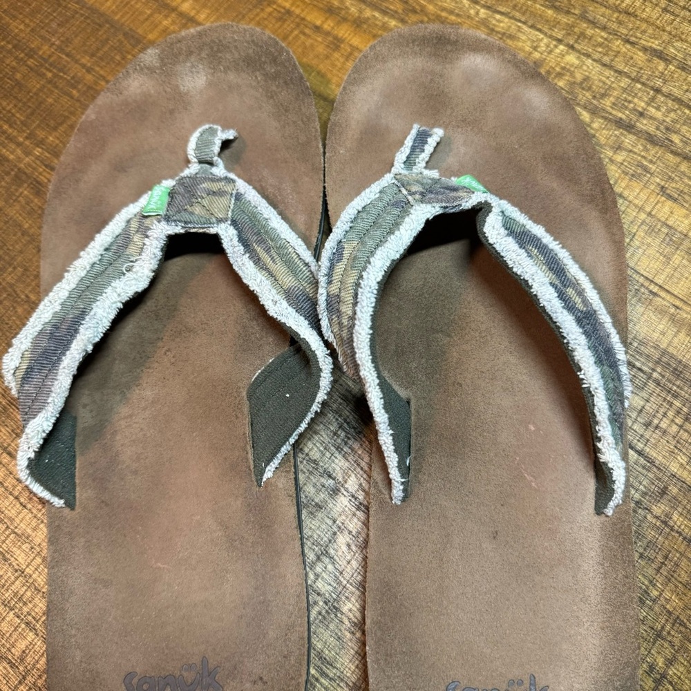EUC - Sanuk Men’s Flip Flops Size 13 Distressed camouflage print - Picture 3 of 9